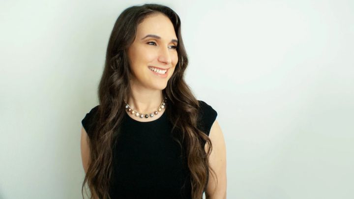 Ishwara Glassman sonriendo en sesión de fotos.