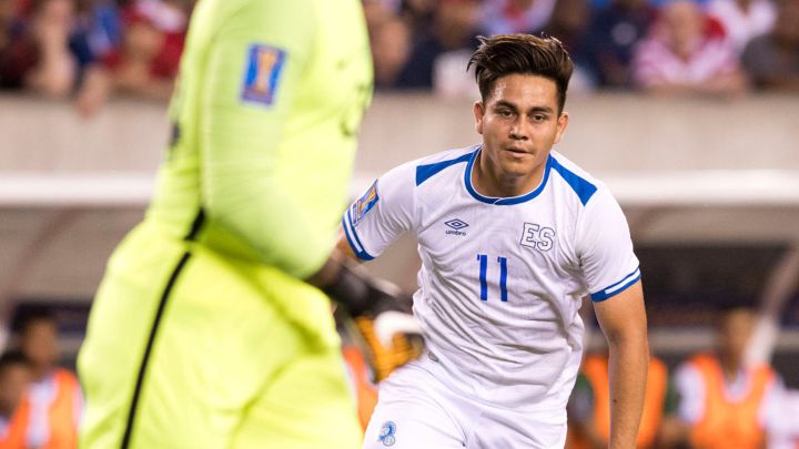 Rodolfo "Fito" Zelaya tratando de robar el balón en duelo de Copa Oro en 2017 ante Estados Unitdos en el Lincoln Financial Field.
