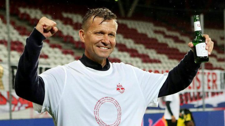 Jesse Marsch celebrando la obtención del título de la Bundesliga de Austria en duelo entre RB Salzburg y Rapid Viena