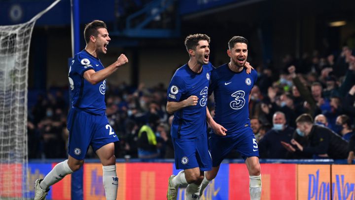 Christian Pulisic celebra con Jorginho el gol de la victoria, de penal, ante Leicester en Stamford Bridge..