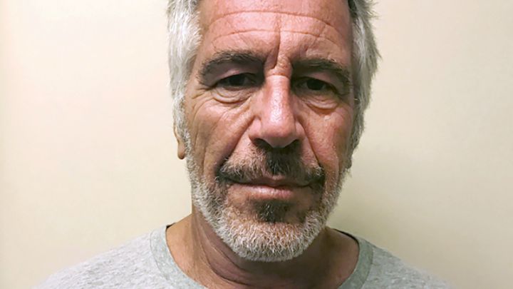 Oficiales encargados de vigilar a Jeffrey Epstein la noche en que se suicidó admitieron que falsificaron registros