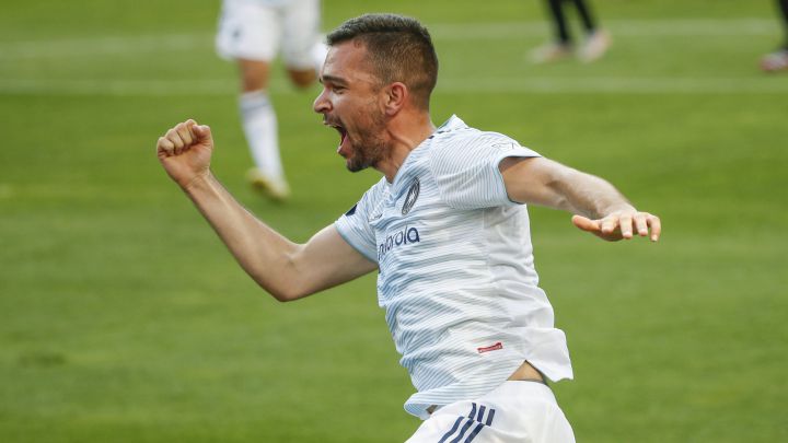 Luka Stojanovic celebra su gol de tiro libre anotado en la primera victoria del año para Chicago Fire ante Inter Miami en el Soldier Field.