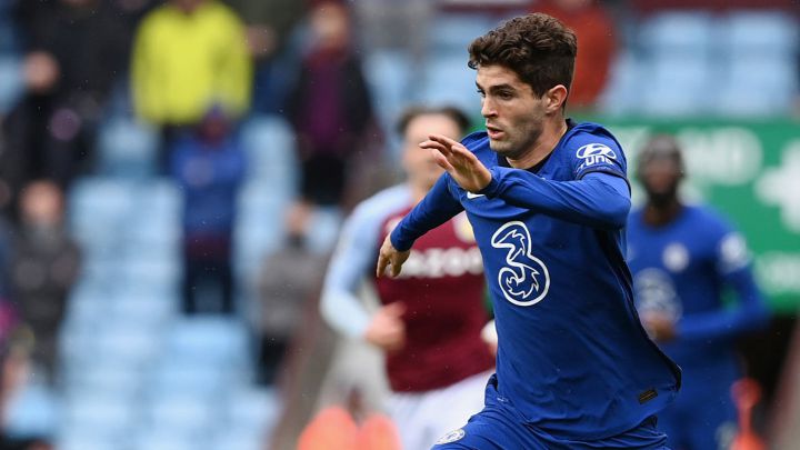 Christian Pulisic zafándose de la marca de Anwar El Ghazi en último partido de la temporada 2020-21 entre Chelsea y Aston Villa en el Villa Park.
