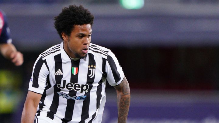 Weston McKennie controlando posesión en partido de Juventus ante Bolonia en el Stadio Renato Dall'Ara.