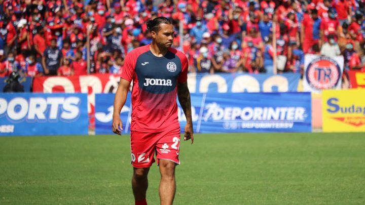 Carlos "Gullit" Peña en calentamiento de CD Fas previo a duelo con Santa Tecla por el pase a la final del Clausura 2021.