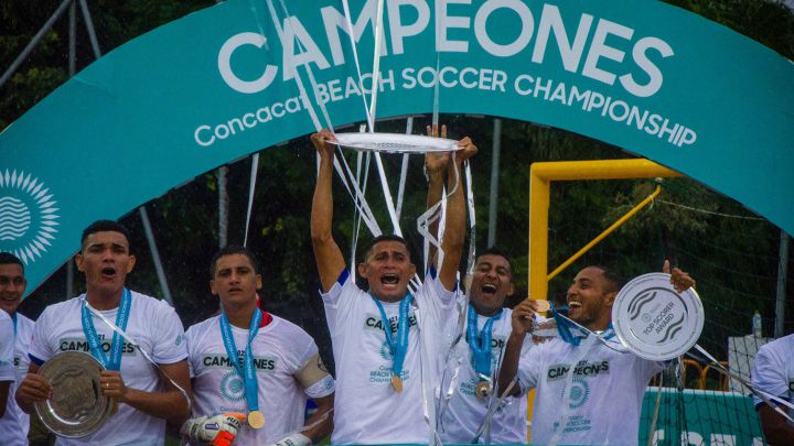 Equipo de El Salvador celebra la obtención del Campeonato de Playa de CONCACAF 2021.