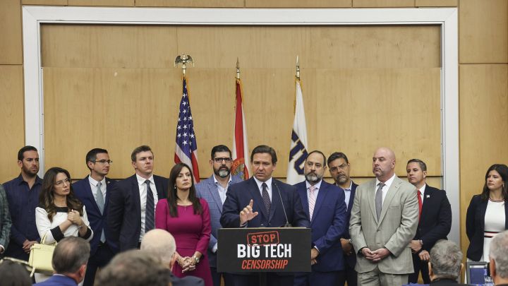 El gobernador de Florida, Ron DeSantis, firmó un proyecto de ley para multar a las compañías de redes sociales que eliminen publicaciones o personas de sus sitios.
