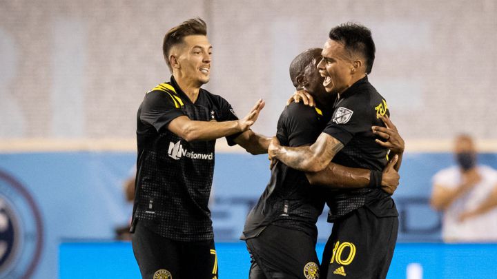 Lucas Zelarayán celebrando su segunda anotación de tiro libre con Columbus Crew ante New York City FC en la Red Bull Arena.