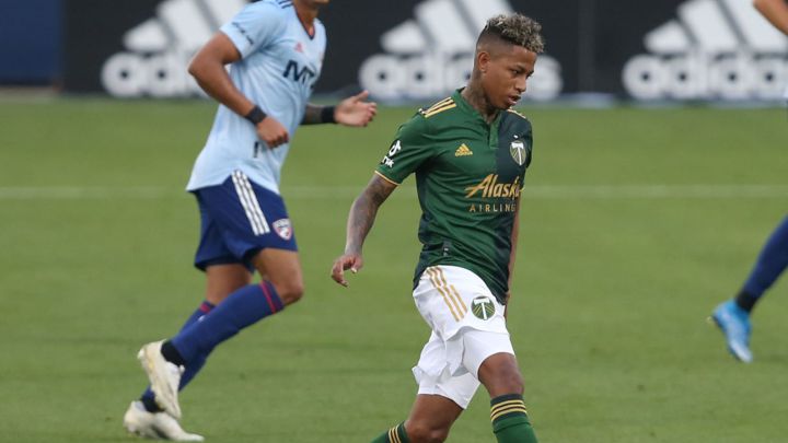 Andy Polo dando un pase durante partido de Portland Timbers ante FC Dallas en el Toyota Stadium.