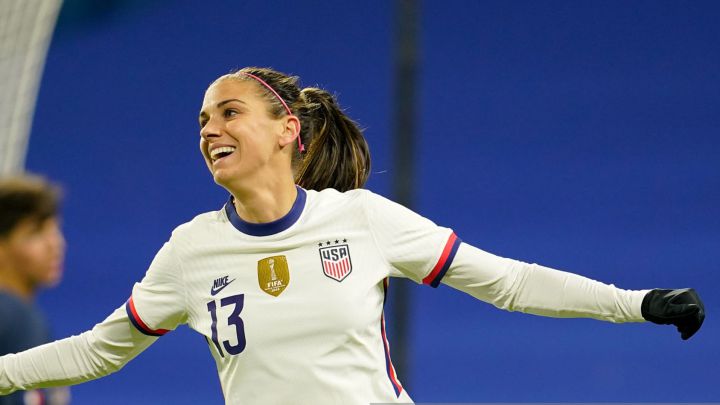 Alex Morgan celebra gol anotado en último amistoso de USWNT ante Francia en el Stade Oceane.