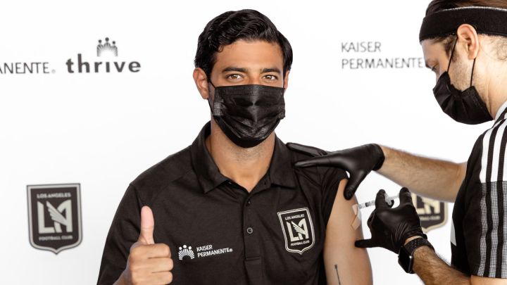 Carlos Vela recibiendo la vacuna contra el Covid-19 en Los Ángeles.
