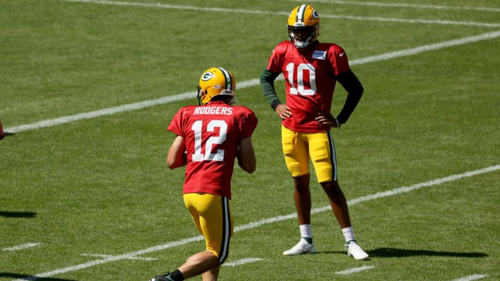 Aaron Rodgers y Mac Jones