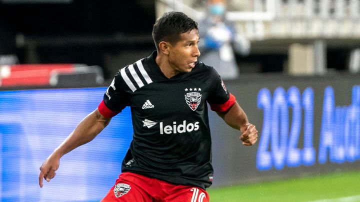 Edison Flores atacando en partido de D.C. United contra Chicago Fire en el Audi Field.
