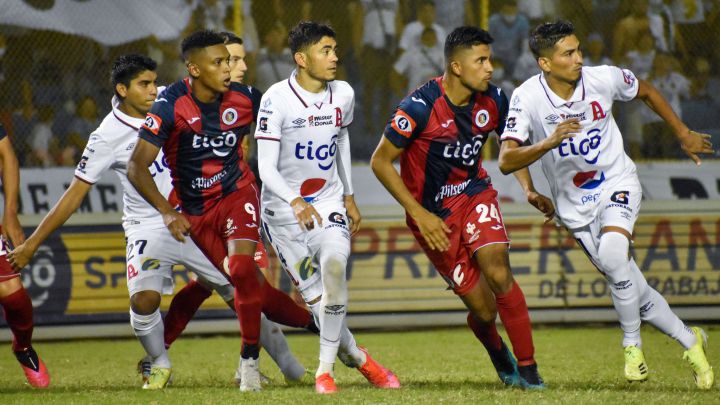 Alianza y CD FAS en duelo empatado a 1-1 desde el Cuscatlán el 21 de abril de 2021.