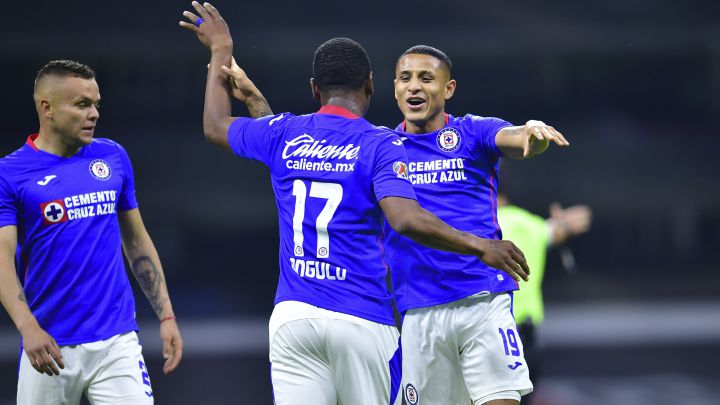 Yotún festeja un gol con Cruz Azul junto a sus compañeros Angulo y Rodríguez.