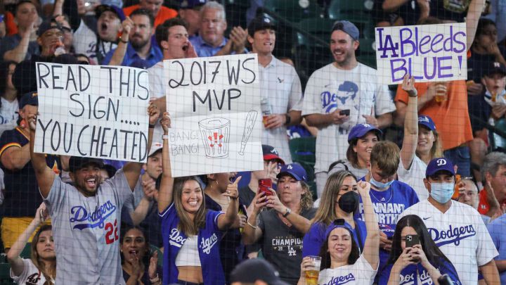 Aficionados de los Dodgers en el Minute Maid Park de los Astros