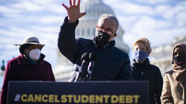 ¿Puede Biden cancelar la condonación de préstamos para estudiantes?