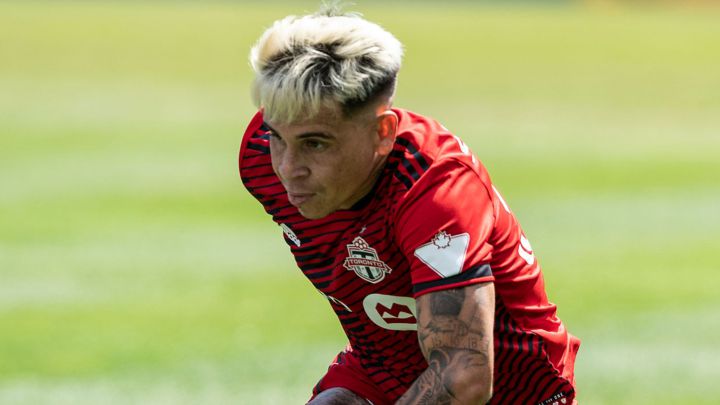 Yeferson Soteldo en control de balón en duelo de Toronto FC ante New York City FC en el Yankee Stadium.
