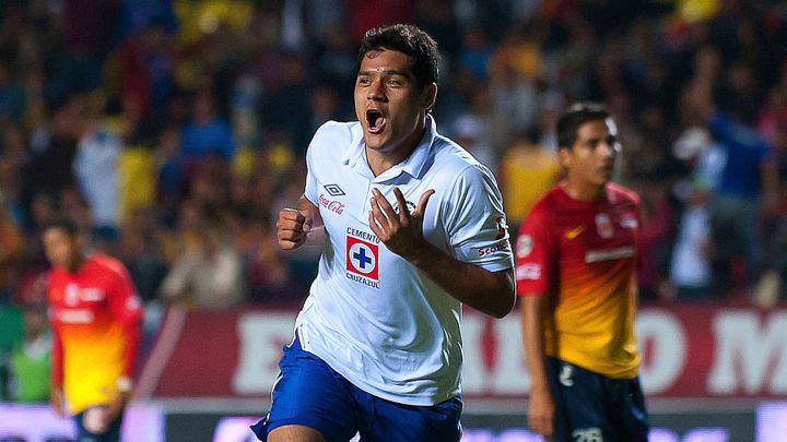 Javier "Chuletita" Orzoco celebra un gol para Cruz Azul en contra de Morelia durante partido del Clausura 2013 en el Estadio Morelos.