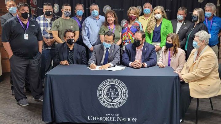 El jefe principal de la Nación Cherokee, Chuck Hoskin Jr., firmó una legislación que autoriza pagos directos a los ciudadanos.