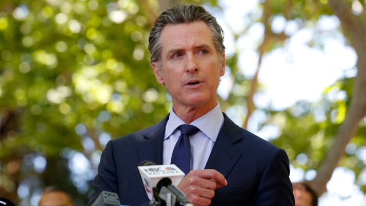 El gobernador de California, Gavin Newsom, anunció que se sortearán millones de dólares para las personas que se vacunen contra el COVID-19