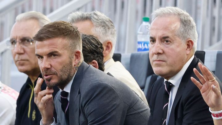 David Beckham y Jorge Mas desde la grada observando el Inter Miami contra CF Montréal.