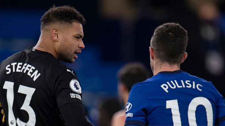 Zack Steffen y Christian Pulisic platicando después del partido entre Manchester City y Chelsea en Stamford Birdge el 3 de enero de 2021.