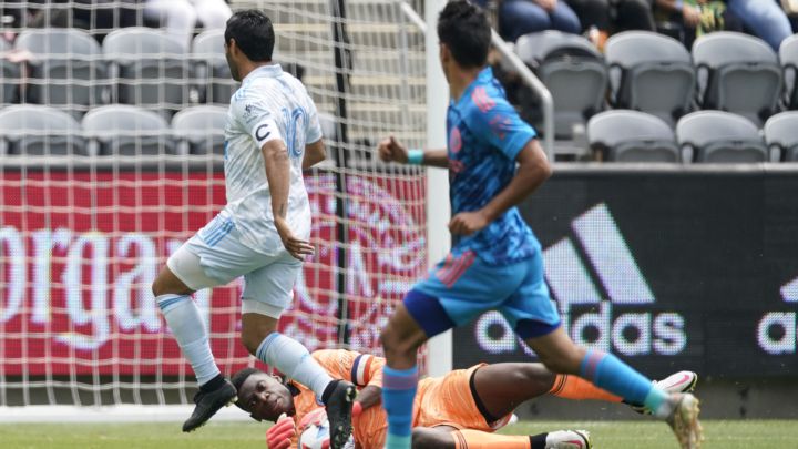 Carlos Vela pierde oportunidad de gol ante Sean Johnson en duelo de LAFC en contra de New York City FC en el Banco of California Stadium.