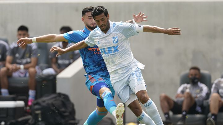 Carlos Vela busca quitarse la marca de encima de Valentín Castellanos en partido de LAFC recibiendo a New York City FC en el Banc of California Stadium.