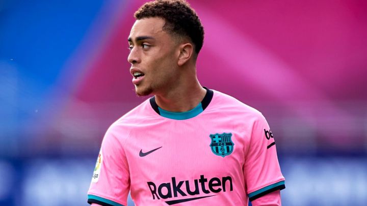 Sergiño Dest calma los rumores sobre su salida del Barcelona