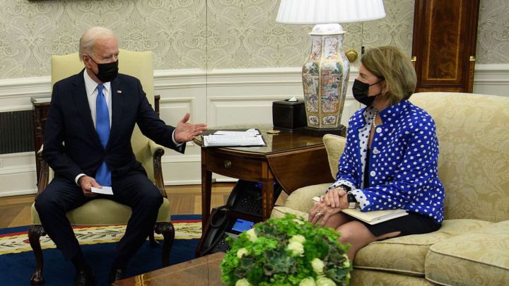 El presidente de los Estados Unidos, Joe Biden, se reúne con la senadora republicana Shelley Moore Capito y otros para discutir el proyecto de ley de infraestructura en la Casa Blanca.