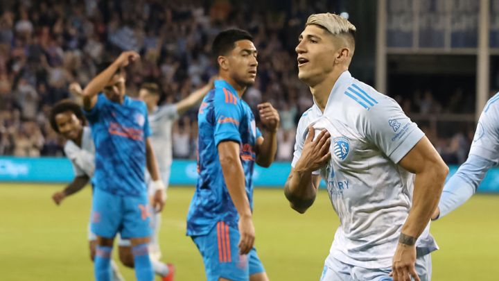 Alan Pulido celebra su gol de penal anotado ante Houston Dyanmo en el Children's Mercy Park.
