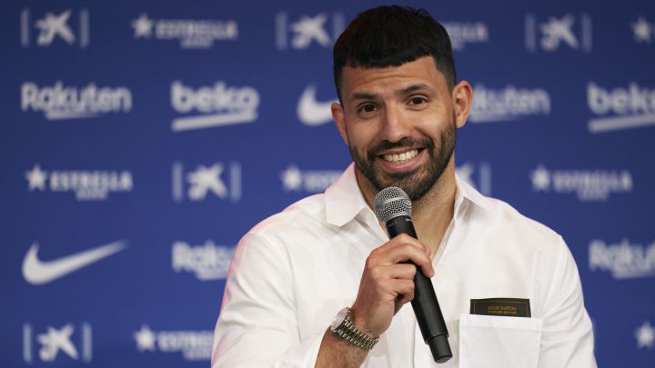 Sergio Agüero atendiendo a la prensa en su presentación el FC Barcelona en el Camp Nou.