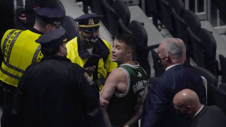 Aficionado de los Celtics tras agredir a Kyrie Irving