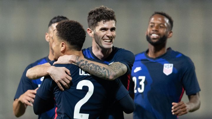 Christian Pulisic celebra con Seriño Dest una anotación en juego ante Jamaica en el Stadion Wiener Neustadt.