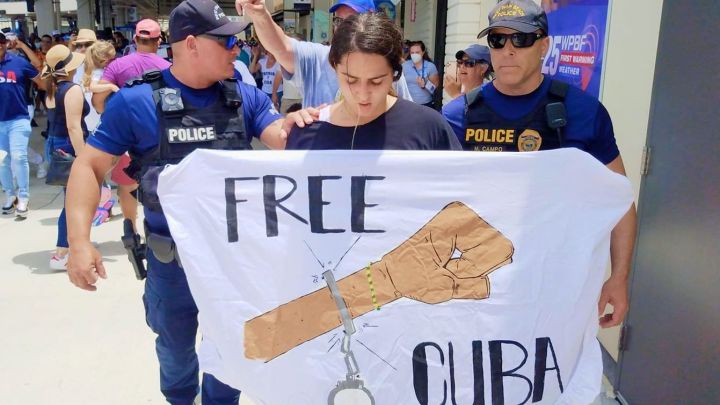 Arrestan a joven cubana que protestó en el Preolímpico de Béisbol
