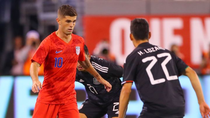 Christian Pulisic e Hirving Lozano disputan un balón en la final de la Copa Oro 2019.