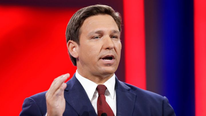 ¿Por qué el gobernador de Florida ha prohibido a las mujeres transgénero participar en los deportes escolares?