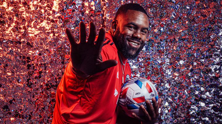 Mark Ingram modelando para D.C. United como nuevo inversionista del equipo.