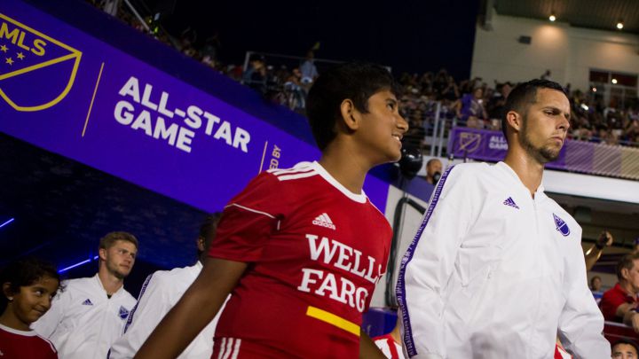 Matt Hedges entre al vestidor con el MLS All-Star que jugó ante Atlético de Madrid en 2019 en el Exploria Stadium de Orlando.