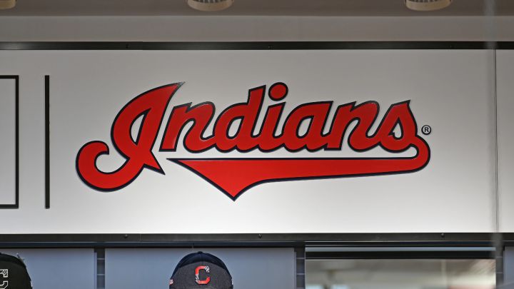 Logo de los Indians en dugout de Progressive Field