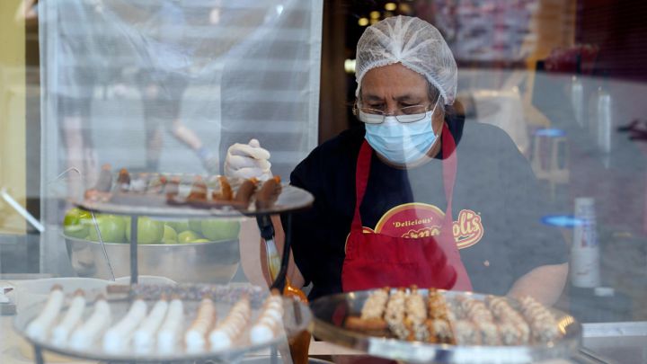 Empleados deberán continuar usando mascarilla en California