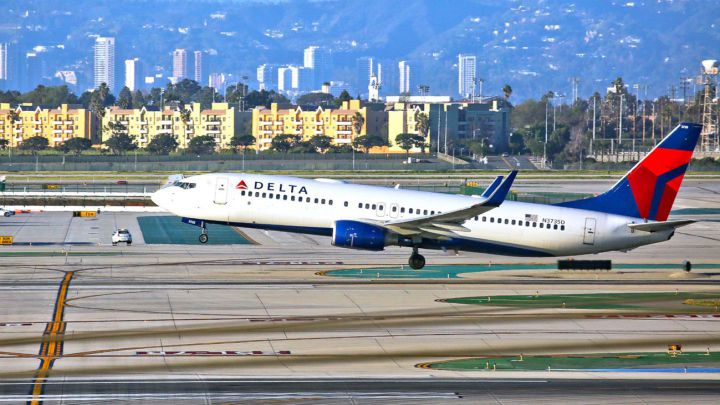 Arrestan a pasajero que intentó entrar a la cabina en un vuelo Delta que salía de Los Ángeles