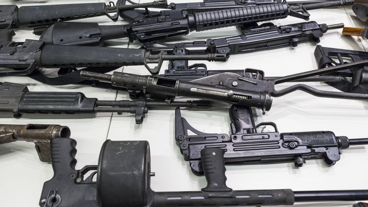 Juez federal revoca prohibición de armas de fuego en California