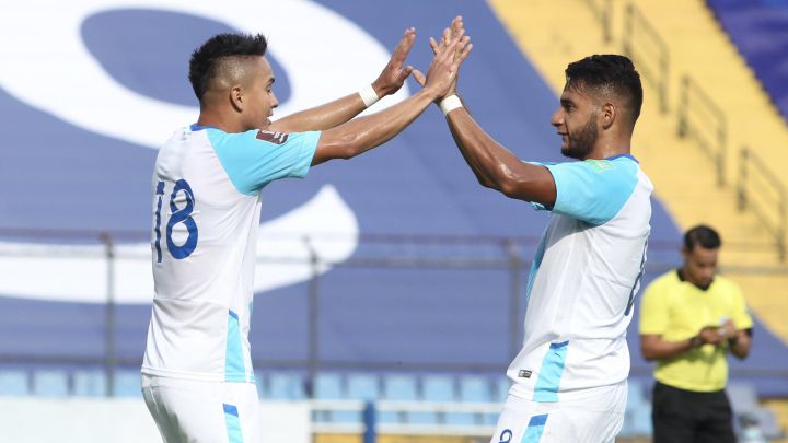 Óscar Santis y Rudy Barrientos festejando un gol en el primer tiempo durante duelo de Guatemala contra San Vicente.