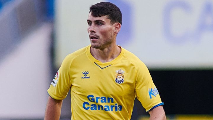 Sergio Ruiz en juego de Las Palmas ante Real Zaragoza en el Estadio Gran Canaria.