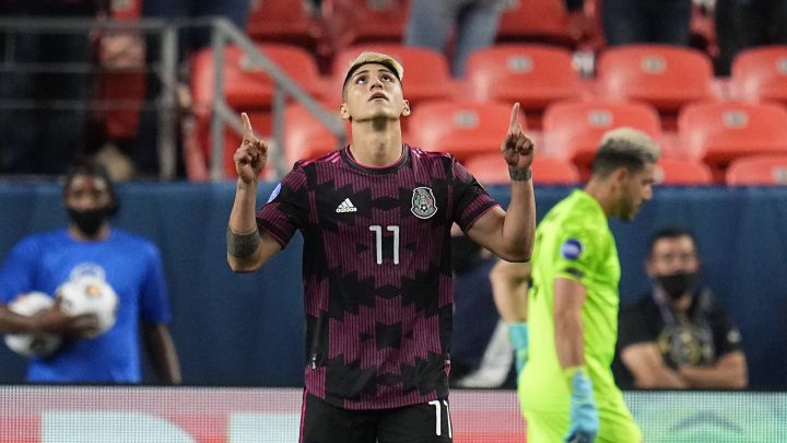 Alan Pulido celebra la anotación de penal en serie entre México y Costa Rica en la semifinal de la Nations League.