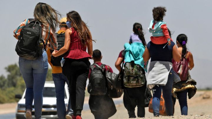 Las razones por las que un cuarto cheque estímulo beneficiará más a los latinos