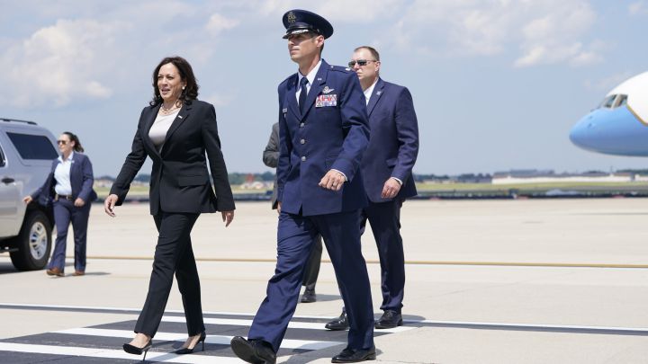 La vicepresidenta Kamala Harris tuvo que volver a la Base Andrews después de que el avión en el que viajaba a Guatemala presentara un problema técnico