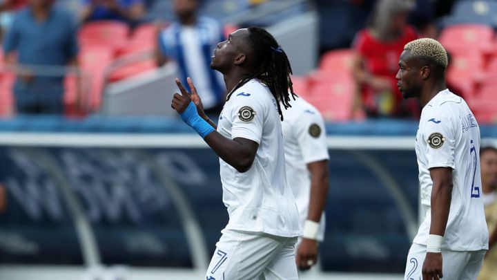 Alberth Elis celebra el segundo gol de Honduras marcado ante Costa Rica en la Nation League.